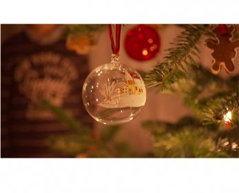 Christmas Tree Decorations 651114428-leisure-time-home-candle-light-christmas-tree-decorations-decorating-ok.jpg